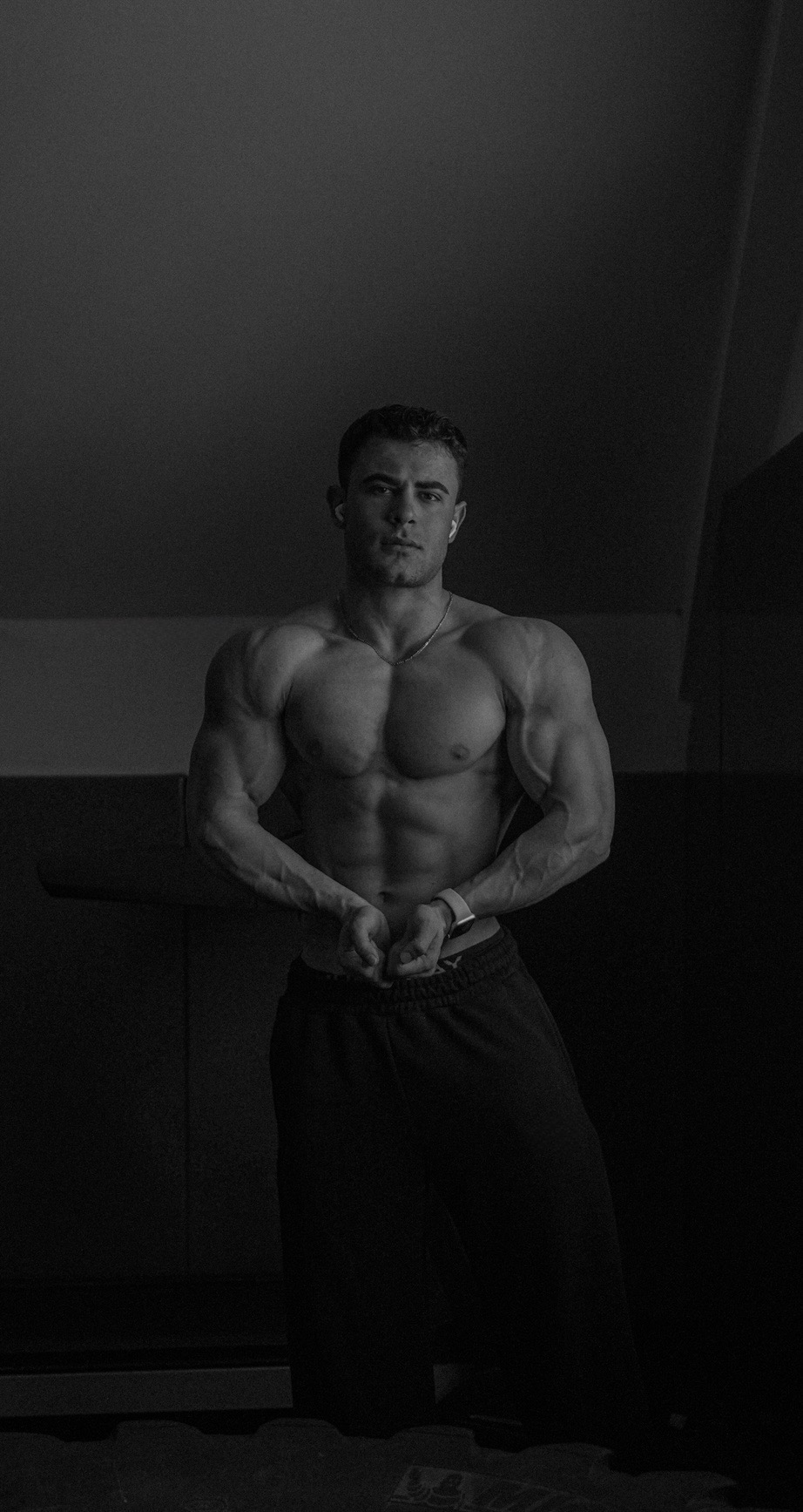 Fethi Özdemir siyah beyaz fitness pozu