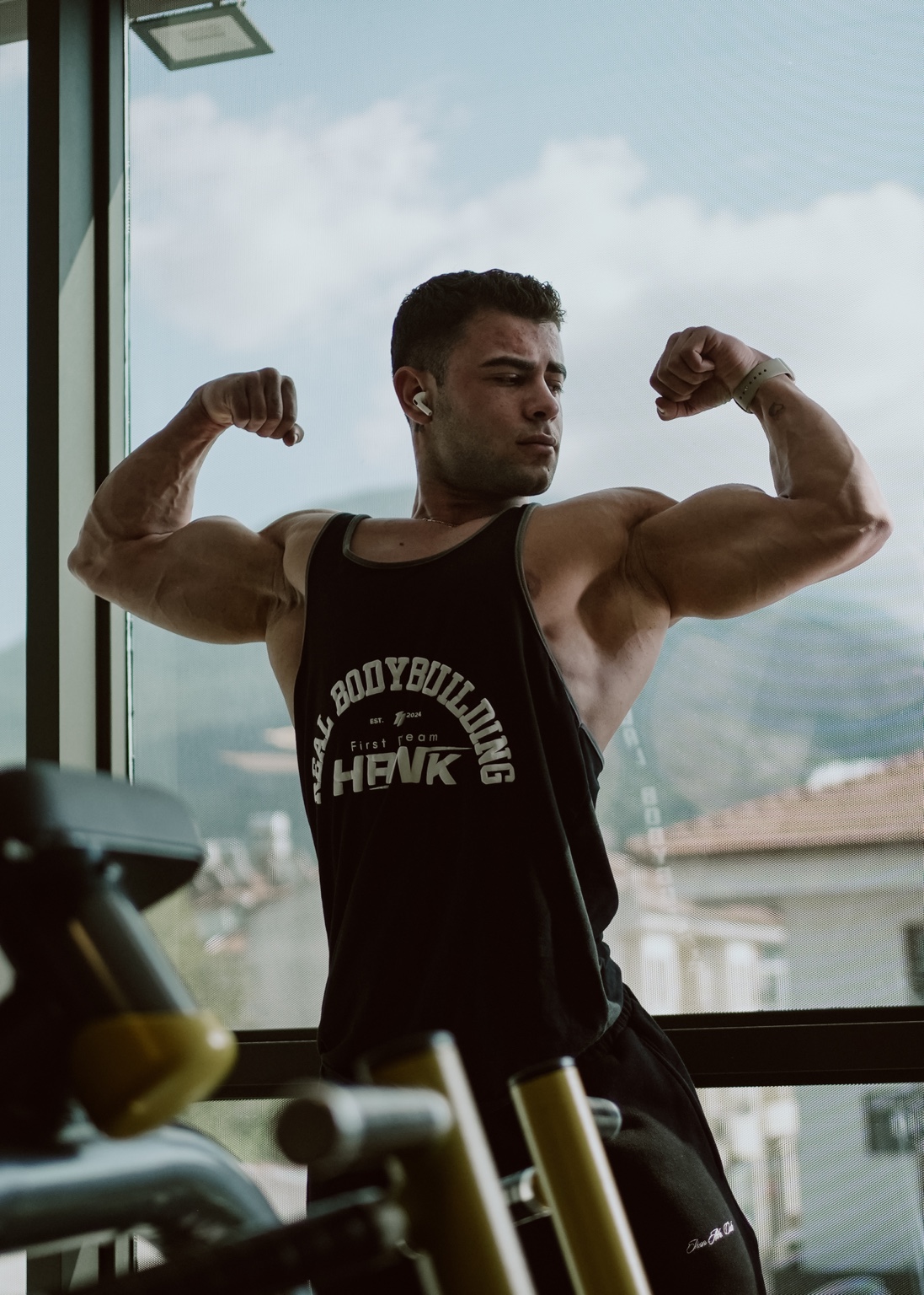 Fethi Özdemir çift biceps pozu